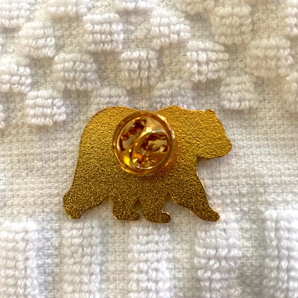 A cute looking bear pin with the horizon - Picture 4 of 4